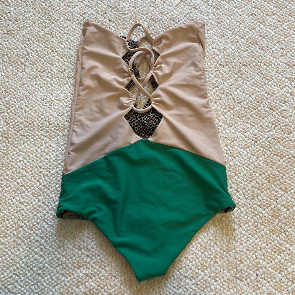 Acacia one piece, size petite (xs). In very good condition.